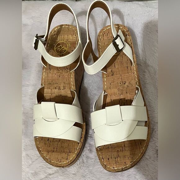 White Mountain Sandals Simple White Wedges Size 9 NEW - Picture 1 of 11
